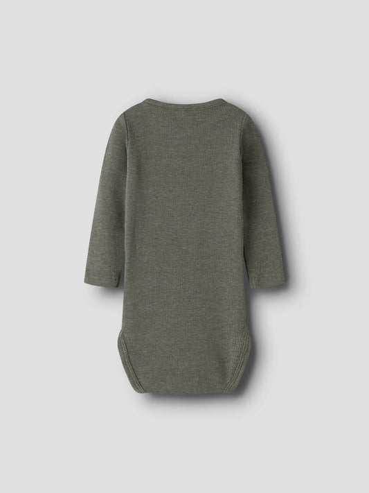 Oliv grön baby body till nyfödd pojke och flicka. Långärmad ribbad bebis body i ekologisk bomull från Name it.
NBNKAB LS BODY NOOS
13226313