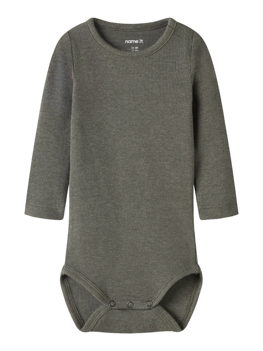 Oliv grön baby body till nyfödd pojke och flicka. Långärmad ribbad bebis body i ekologisk bomull från Name it.
NBNKAB LS BODY NOOS
13226313