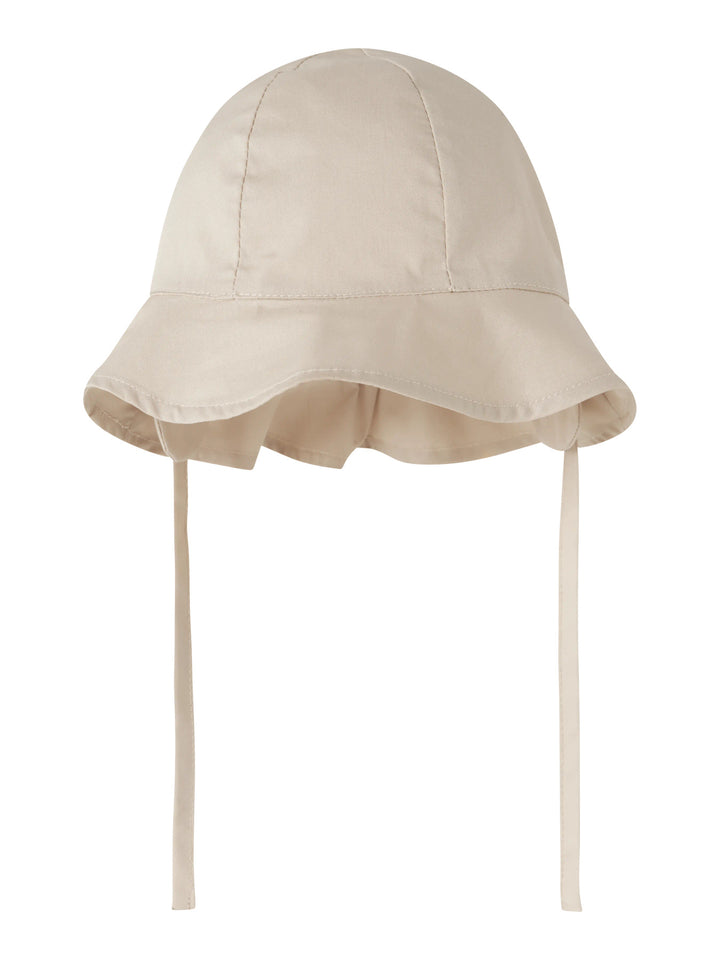 Beige enfärgad solhatt till bebis pojke och flicka. Baby uv hatt som skyddar din lilla bebis mot solens strålar. 
NBNZILU UV HAT W/ EARFLAPS
13226586