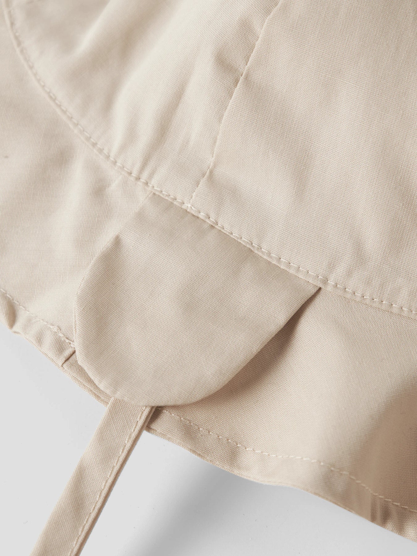 Beige enfärgad solhatt till bebis pojke och flicka. Baby uv hatt som skyddar din lilla bebis mot solens strålar. 
NBNZILU UV HAT W/ EARFLAPS
13226586