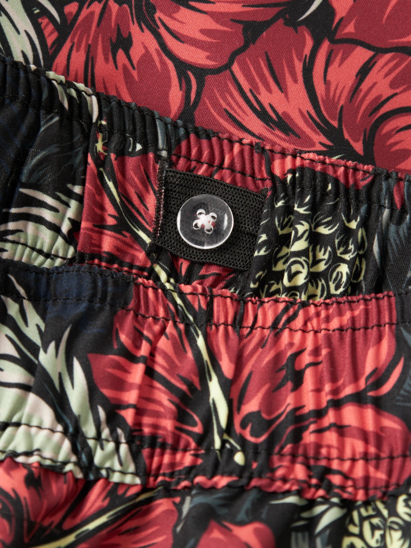 Blommiga svarta badshorts till pojke. Snygga bad shorts, badkläder till barn och ungdom kille från Name it.
NKMZABA SWIM SHORTS BOX
13226651
