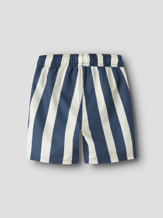 Blå och vit randiga badshorts till pojke. Snygga bad shorts, badkläder till barn och ungdom kille från Name it.
NKMZABA SWIM SHORTS BOX
13226651