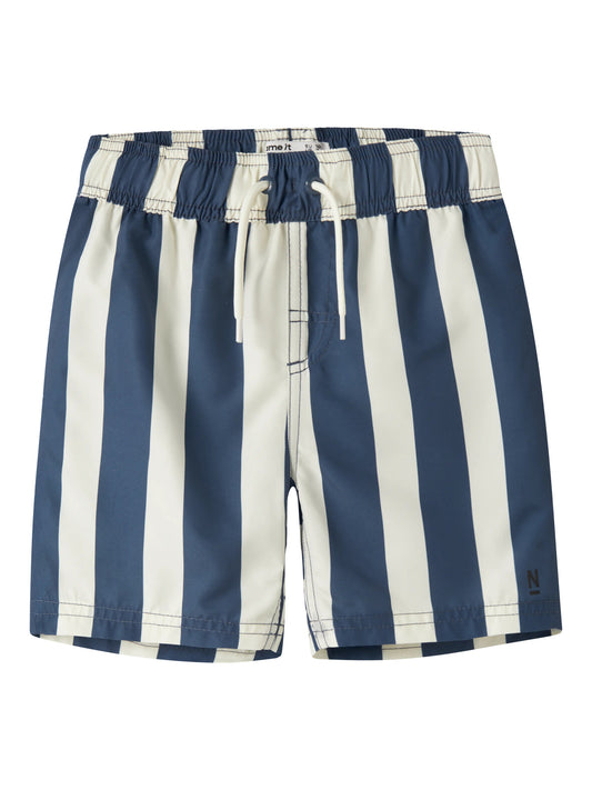 Blå och vit randiga badshorts till pojke. Snygga bad shorts, badkläder till barn och ungdom kille från Name it.
NKMZABA SWIM SHORTS BOX
13226651