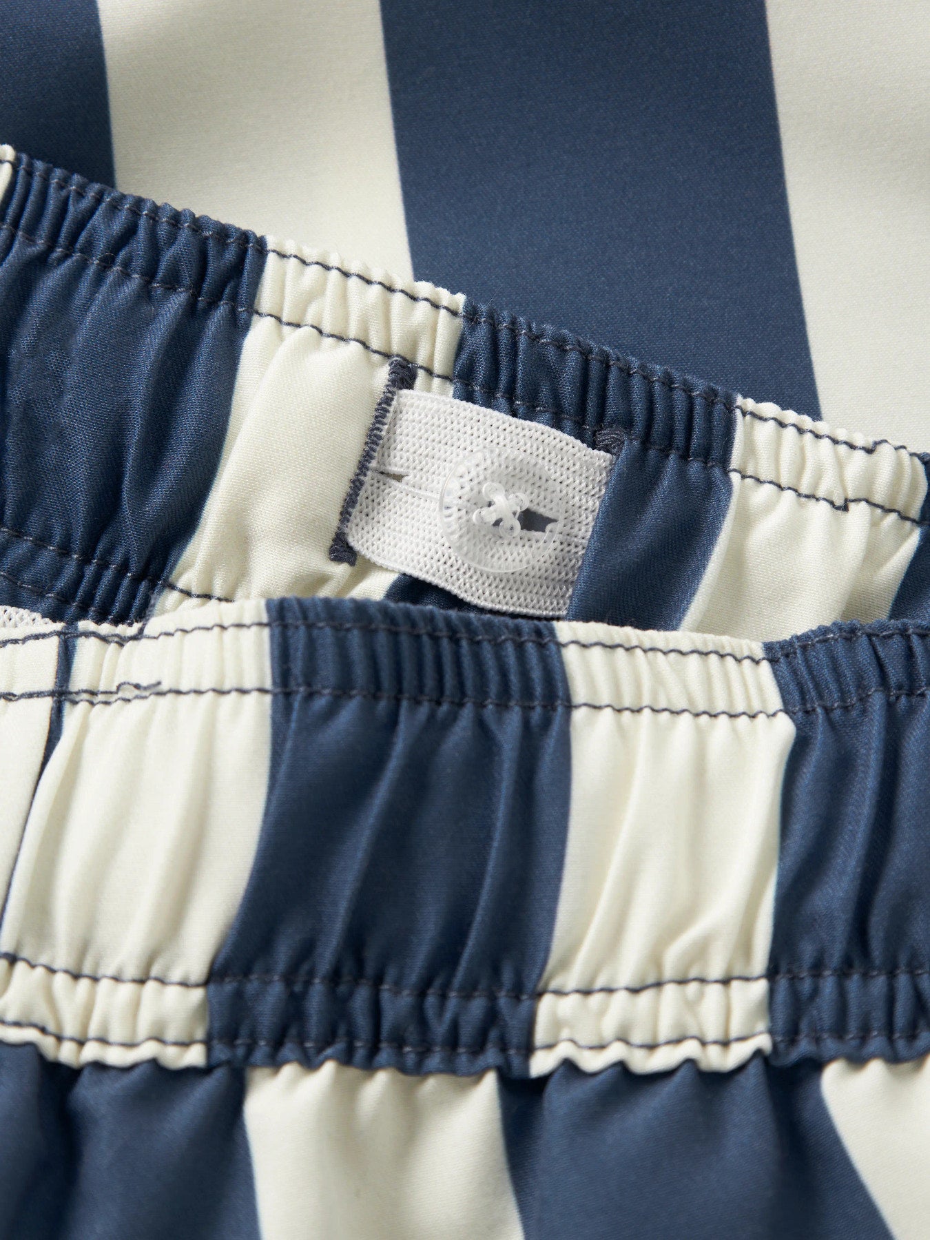 Blå och vit randiga badshorts till pojke. Snygga bad shorts, badkläder till barn och ungdom kille från Name it.
NKMZABA SWIM SHORTS BOX
13226651