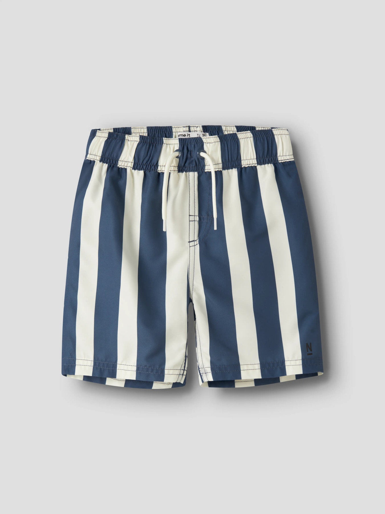 Blå och vit randiga badshorts till pojke. Snygga bad shorts, badkläder till barn och ungdom kille från Name it.
NKMZABA SWIM SHORTS BOX
13226651
