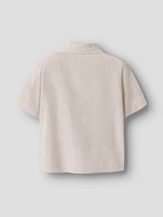 Kortärmad beige linneskjorta till pojke. Skjorta i svalt och skönt lin, perfekta plagget till varma sommardagar för pojke.
NMMFAHER SS SHIRT
13227254
