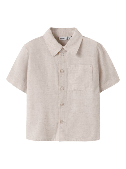 Kortärmad beige linneskjorta till pojke. Skjorta i svalt och skönt lin, perfekta plagget till varma sommardagar för pojke.
NMMFAHER SS SHIRT
13227254