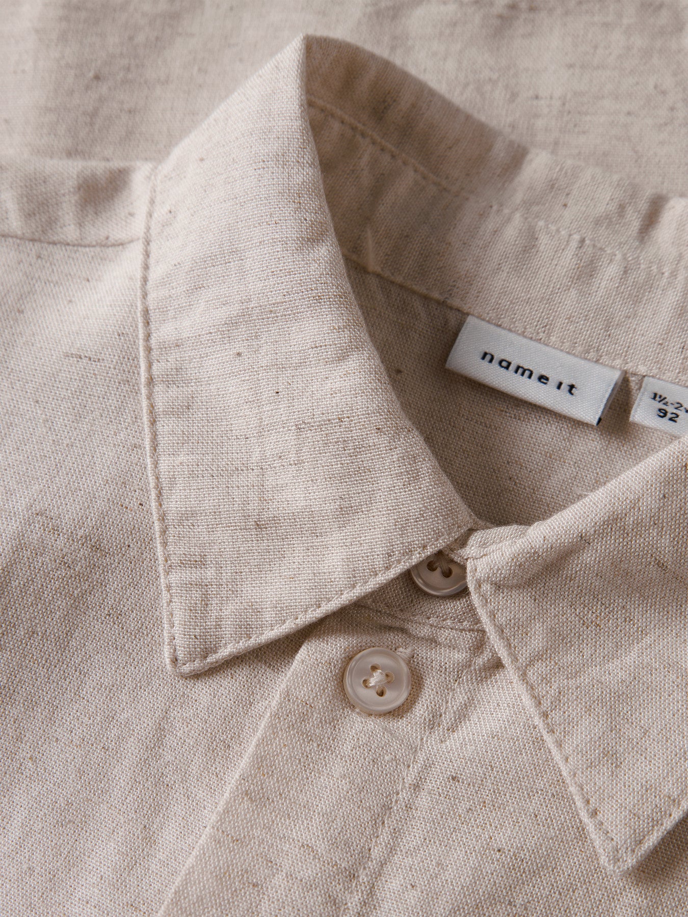 Kortärmad beige linneskjorta till pojke. Skjorta i svalt och skönt lin, perfekta plagget till varma sommardagar för pojke.
NMMFAHER SS SHIRT
13227254