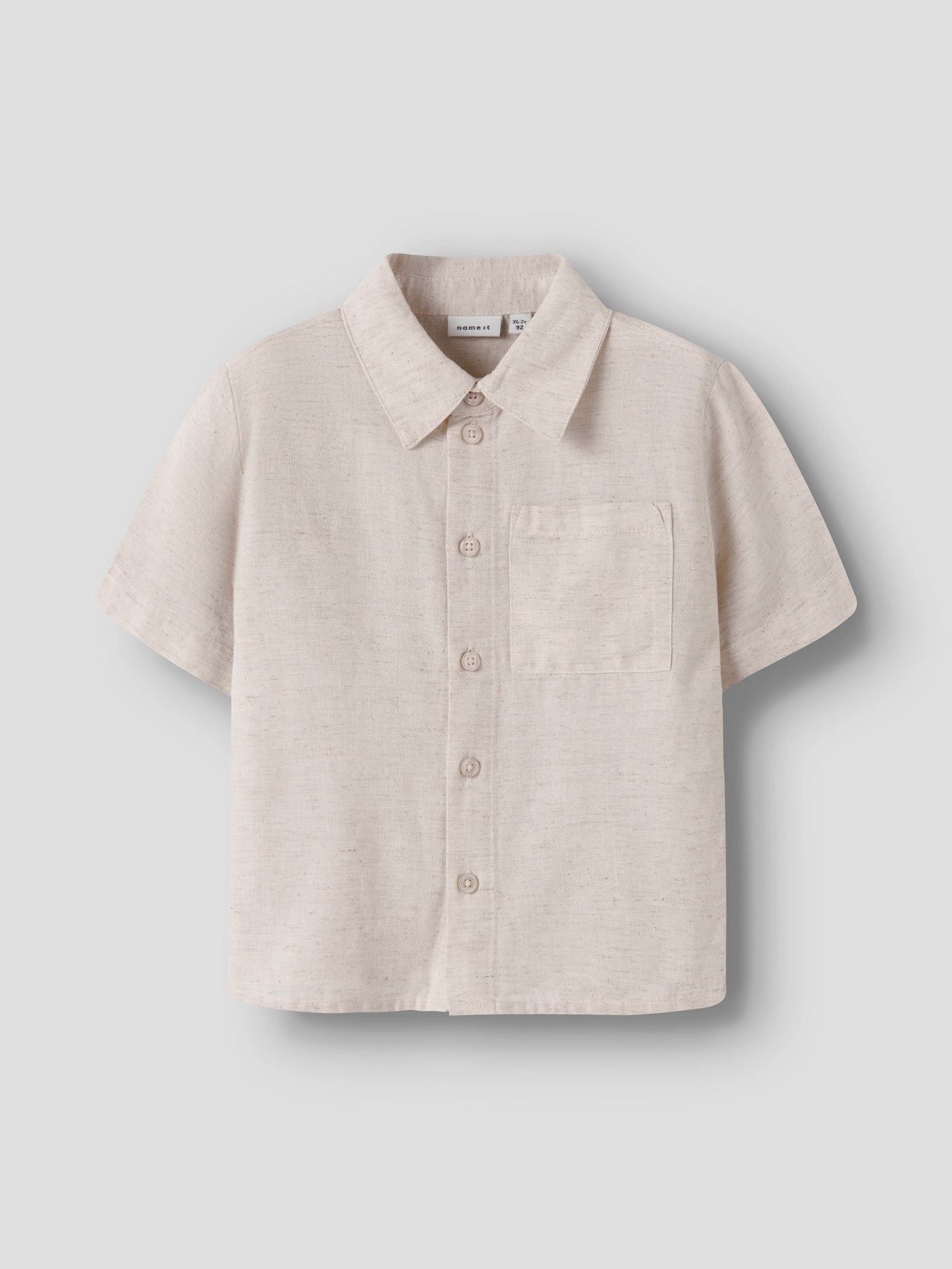 Kortärmad beige linneskjorta till pojke. Skjorta i svalt och skönt lin, perfekta plagget till varma sommardagar för pojke.
NMMFAHER SS SHIRT
13227254