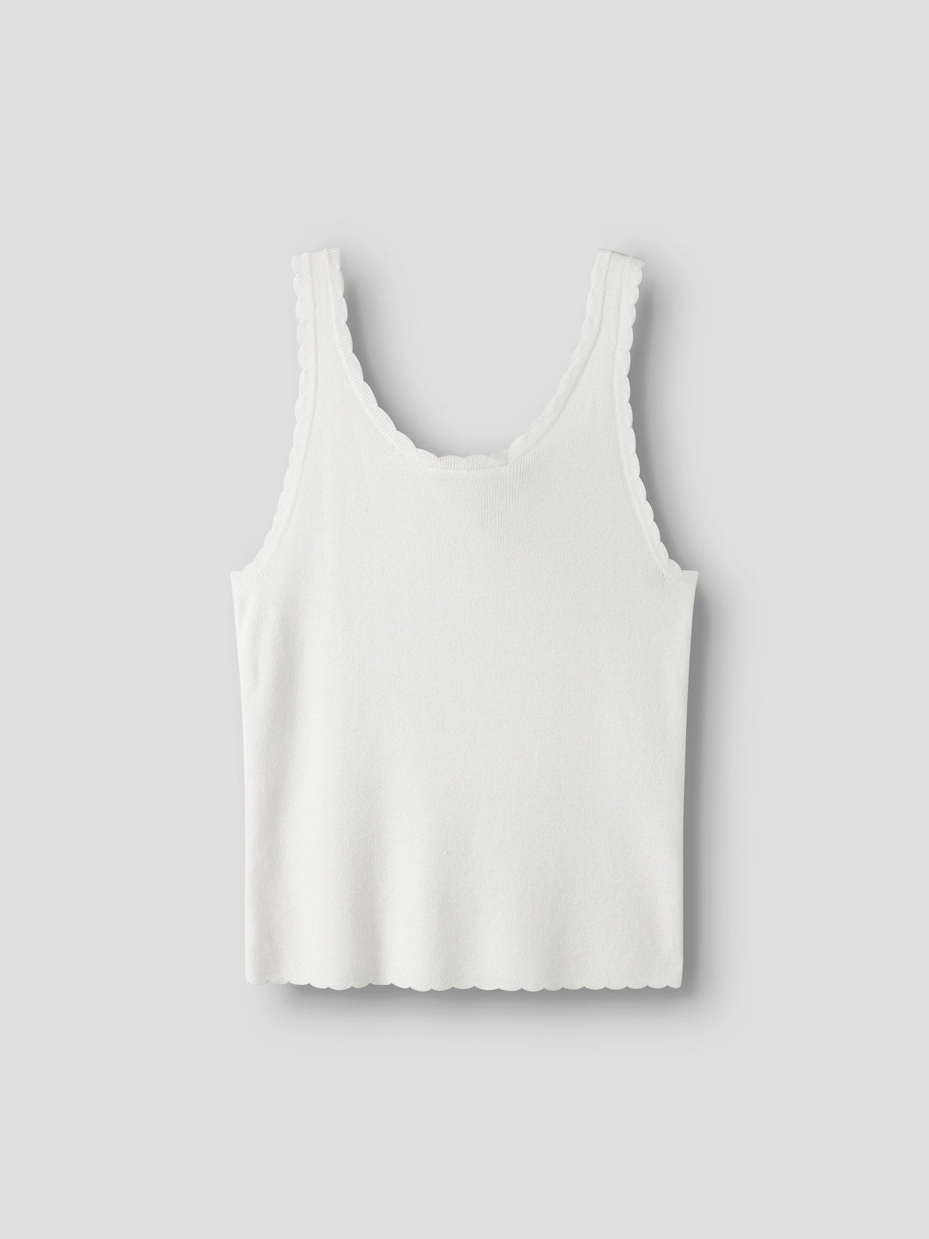 Vitt stickat linne till tjej. Ekovero linne till flicka, vit färg. Fina detaljer och vackert, trendigt linne från Name it.
NKFFILISA KNIT STRAP TOP
13227354