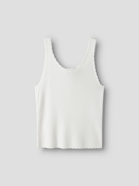 Vitt stickat linne till tjej. Ekovero linne till flicka, vit färg. Fina detaljer och vackert, trendigt linne från Name it.
NKFFILISA KNIT STRAP TOP
13227354