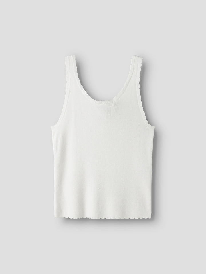 Vitt stickat linne till tjej. Ekovero linne till flicka, vit färg. Fina detaljer och vackert, trendigt linne från Name it.
NKFFILISA KNIT STRAP TOP
13227354