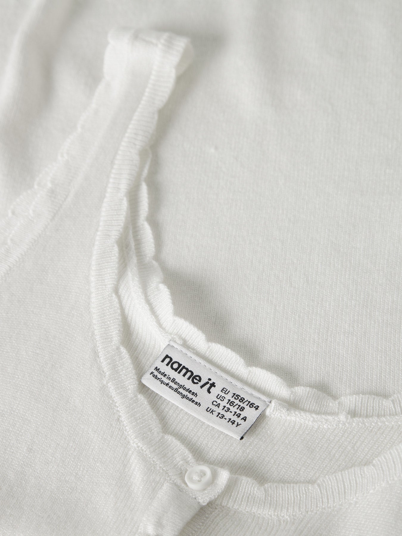 Vitt stickat linne till tjej. Ekovero linne till flicka, vit färg. Fina detaljer och vackert, trendigt linne från Name it.
NKFFILISA KNIT STRAP TOP
13227354