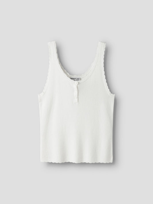 Vitt stickat linne till tjej. Ekovero linne till flicka, vit färg. Fina detaljer och vackert, trendigt linne från Name it.
NKFFILISA KNIT STRAP TOP
13227354