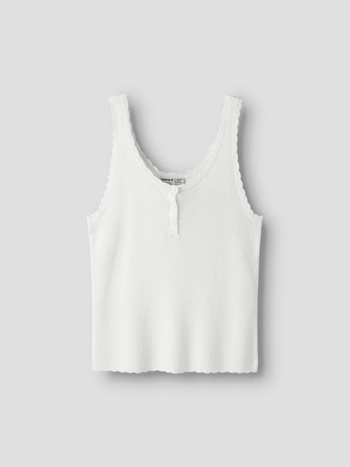 Vitt stickat linne till tjej. Ekovero linne till flicka, vit färg. Fina detaljer och vackert, trendigt linne från Name it.
NKFFILISA KNIT STRAP TOP
13227354