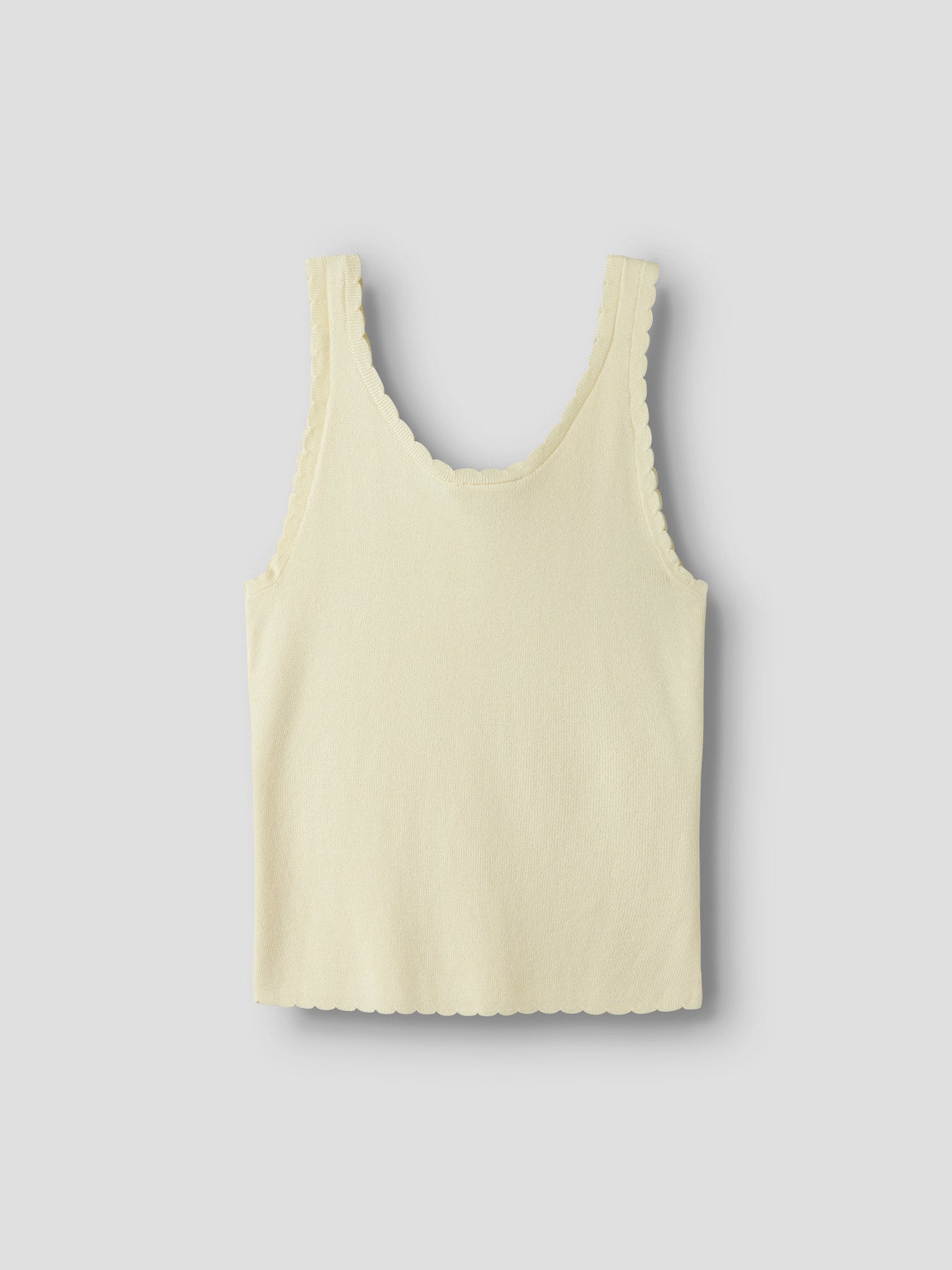 Gult stickat linne till tjej. Ekovero linne till flicka, gul färg. Fina detaljer och vackert, trendigt linne från Name it.
NKFFILISA KNIT STRAP TOP
13227354