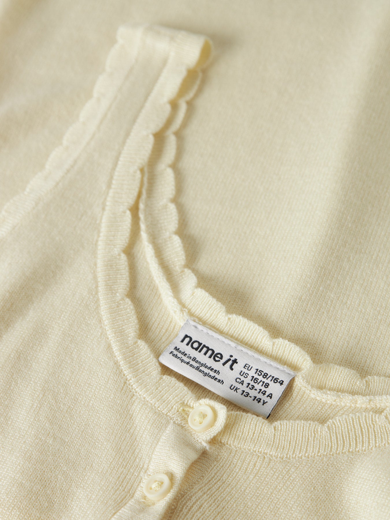 Gult stickat linne till tjej. Ekovero linne till flicka, gul färg. Fina detaljer och vackert, trendigt linne från Name it.
NKFFILISA KNIT STRAP TOP
13227354