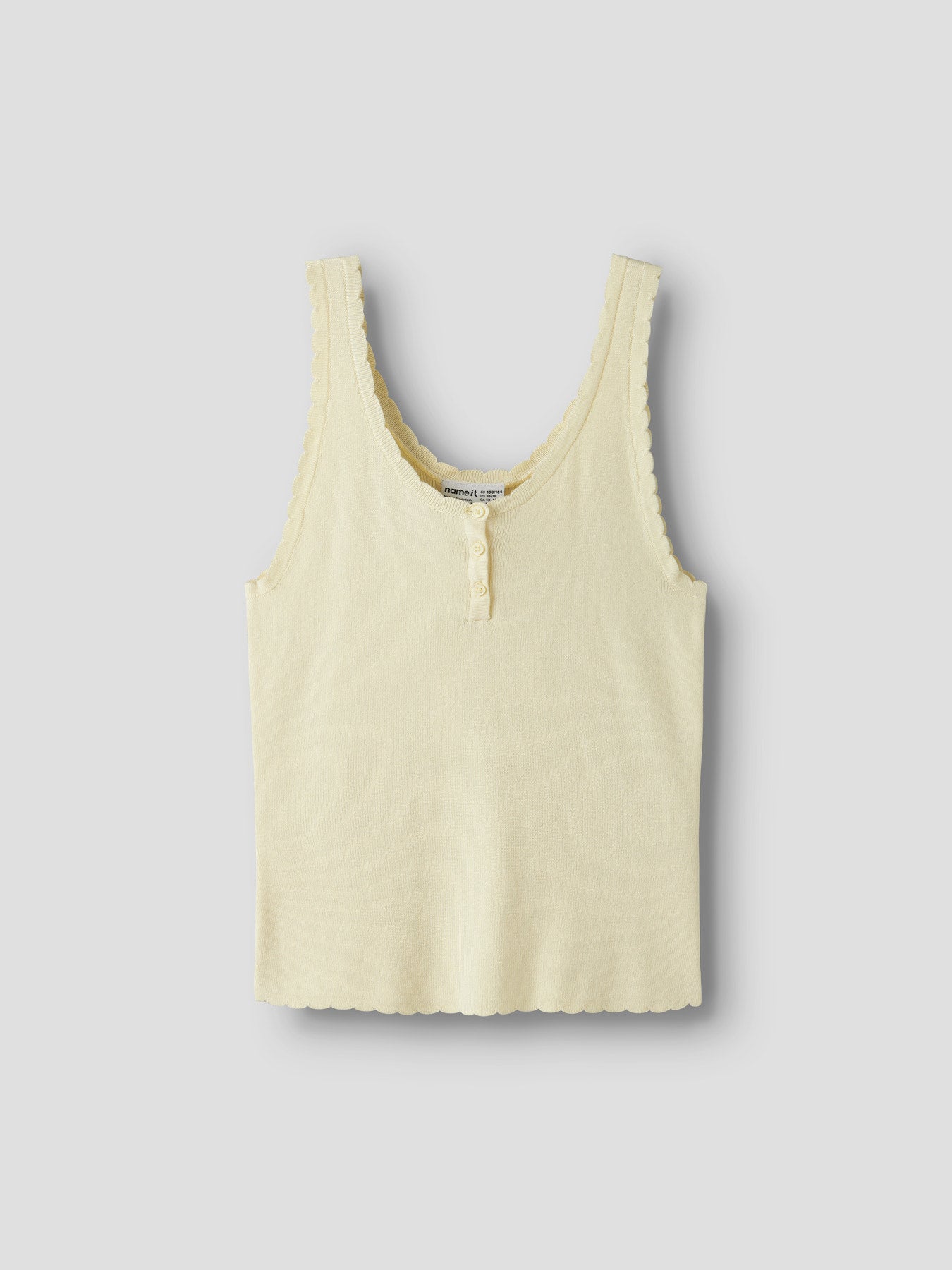 Gult stickat linne till tjej. Ekovero linne till flicka, gul färg. Fina detaljer och vackert, trendigt linne från Name it.
NKFFILISA KNIT STRAP TOP
13227354