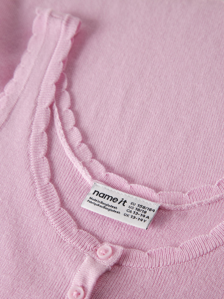 Rosa stickat linne till tjej. Ekovero linne till flicka, rosa färg. Fina detaljer och vackert, trendigt linne från Name it.
NKFFILISA KNIT STRAP TOP
13227354