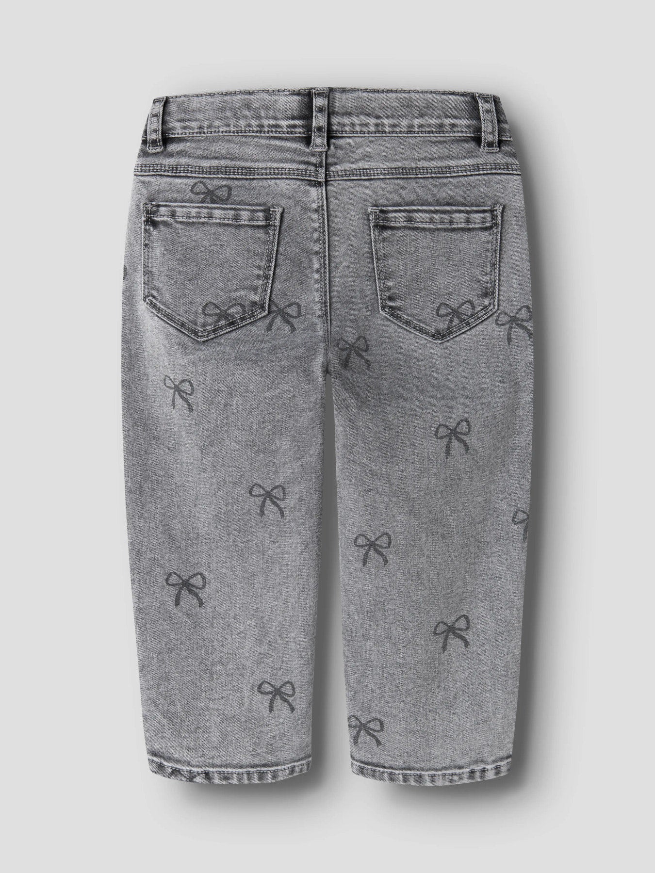 Cool mönstrad grå jeans till flicka. Jeans byxor med rosetter till liten tjej.
NMFBELLA MOM SHAPED JEANS 3555-ON NOOS
13227368