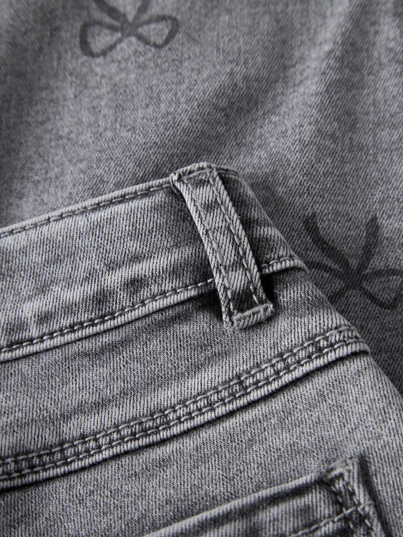 Cool mönstrad grå jeans till flicka. Jeans byxor med rosetter till liten tjej.
NMFBELLA MOM SHAPED JEANS 3555-ON NOOS
13227368