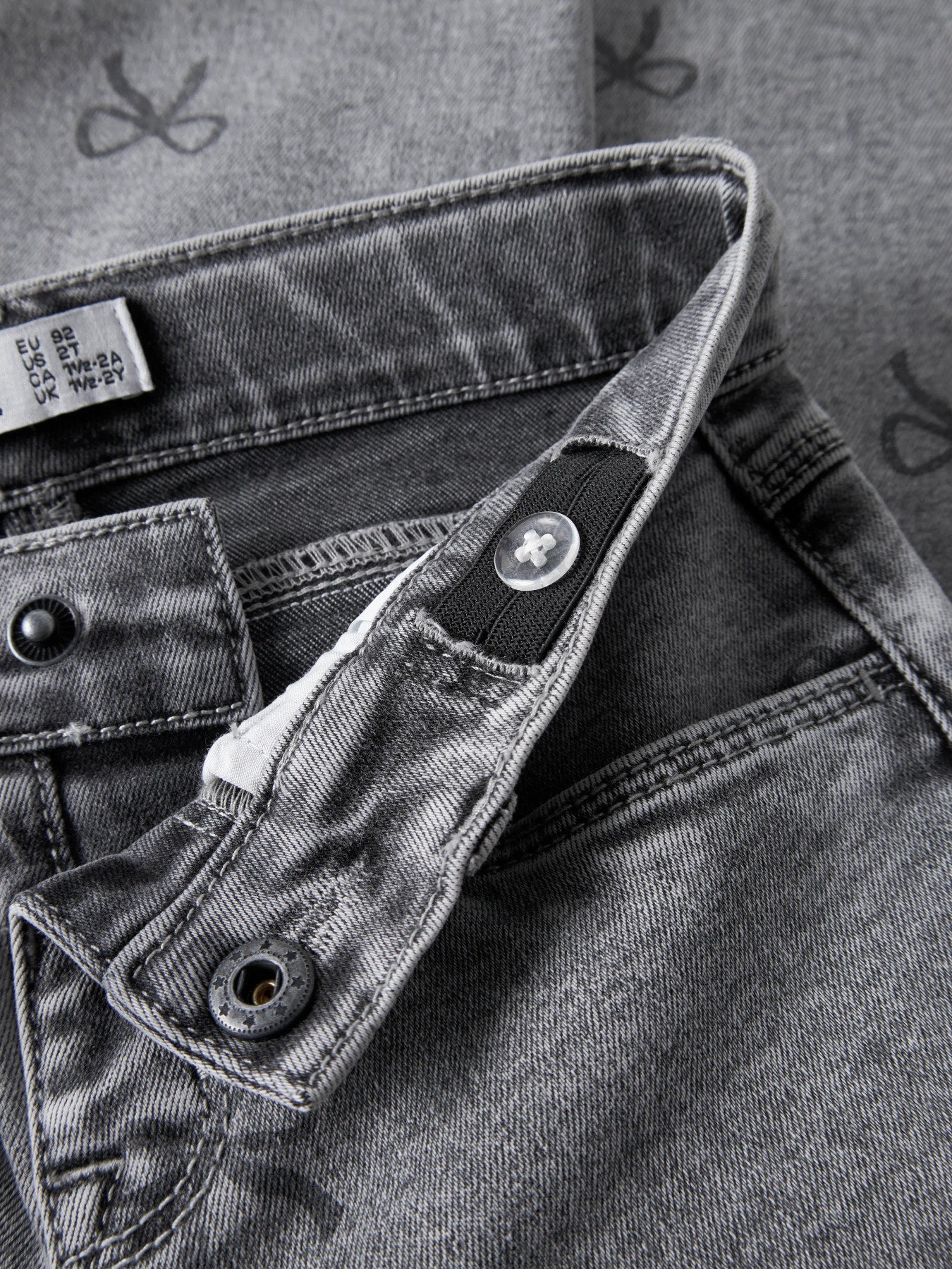 Cool mönstrad grå jeans till flicka. Jeans byxor med rosetter till liten tjej.
NMFBELLA MOM SHAPED JEANS 3555-ON NOOS
13227368