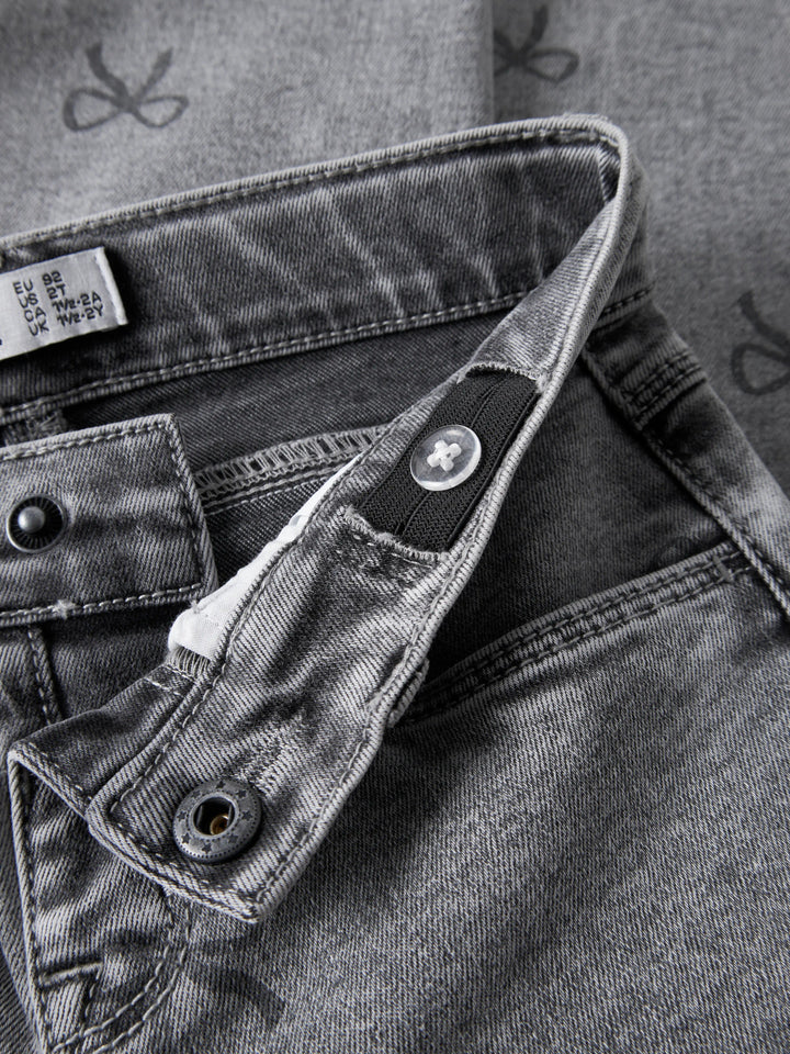 Cool mönstrad grå jeans till flicka. Jeans byxor med rosetter till liten tjej.
NMFBELLA MOM SHAPED JEANS 3555-ON NOOS
13227368