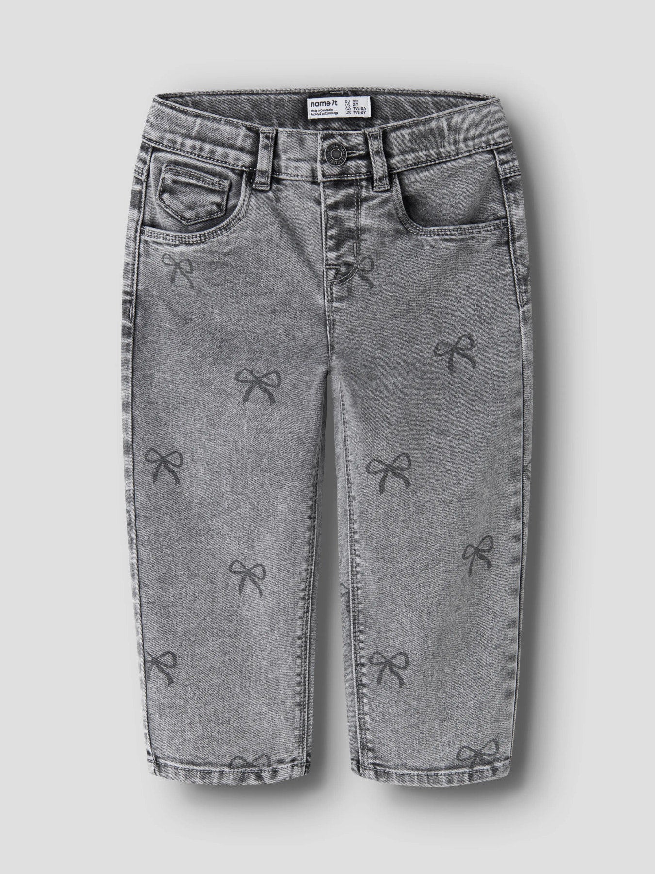 Cool mönstrad grå jeans till flicka. Jeans byxor med rosetter till liten tjej.
NMFBELLA MOM SHAPED JEANS 3555-ON NOOS
13227368