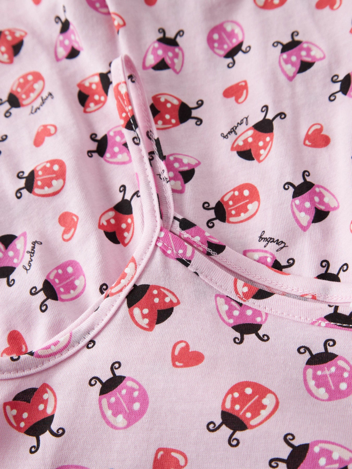 Rosa jumpsuit med nyckelpigor i rosa och rött till flicka. Sunsuit, jumpsuit med smala axelband till flicka från Name it.
NMFVIGGA STRAP SUIT
13228171
