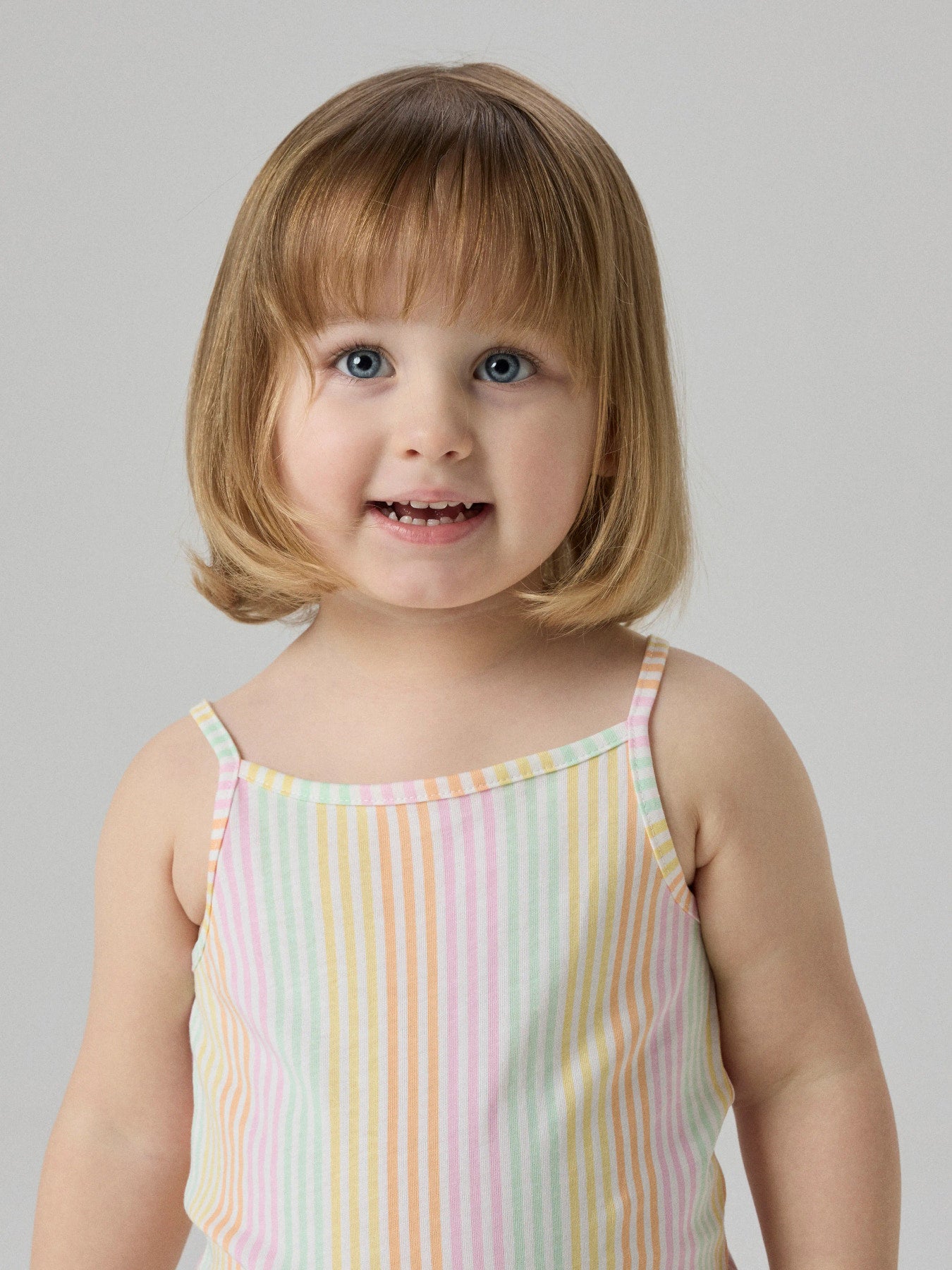 Färgglad regnbåge randig jumpsuit till flicka. Sunsuit, jumpsuit med smala axelband till flicka från Name it.
NMFVIGGA STRAP SUIT
13228171