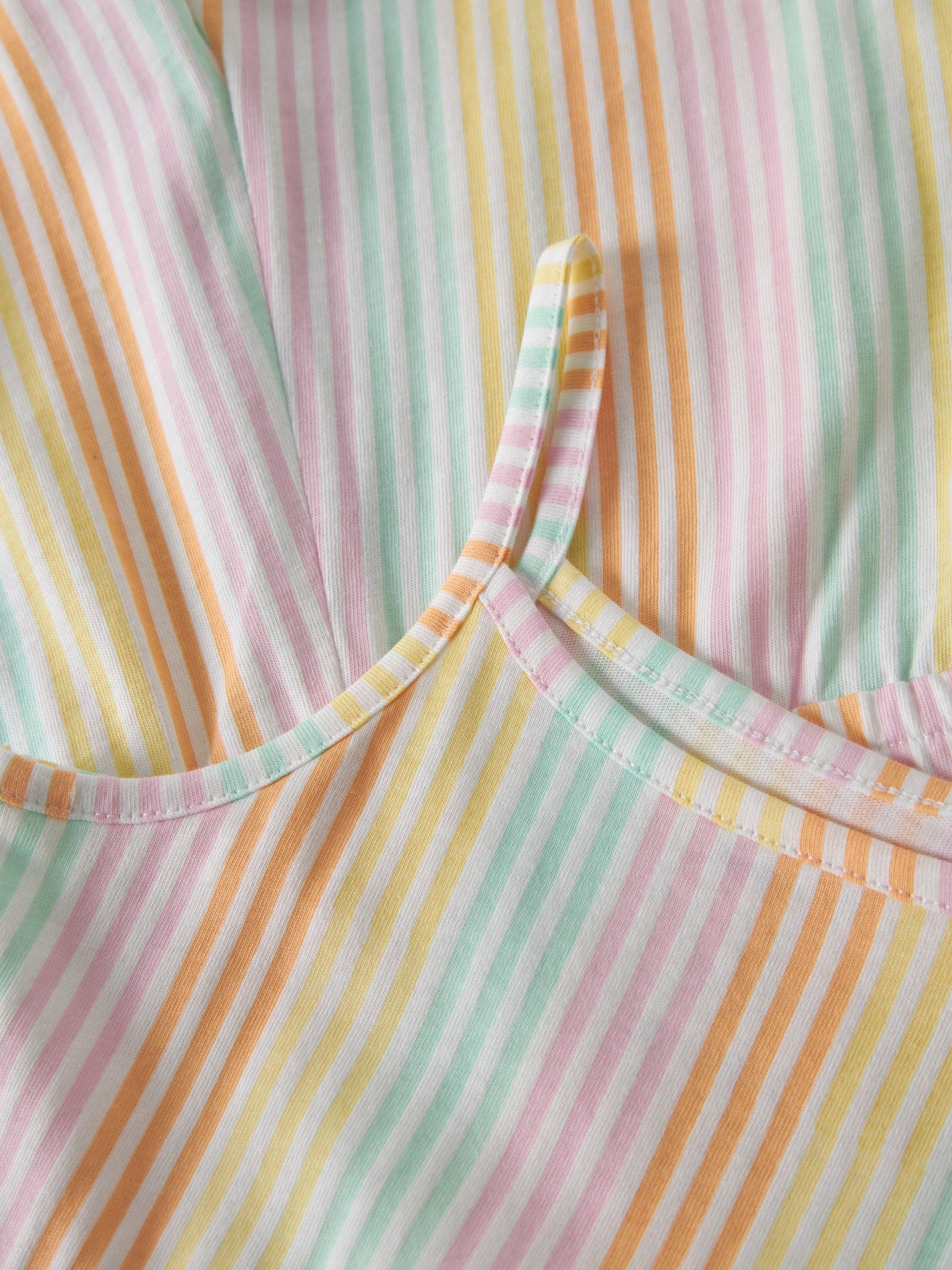 Färgglad regnbåge randig jumpsuit till flicka. Sunsuit, jumpsuit med smala axelband till flicka från Name it.
NMFVIGGA STRAP SUIT
13228171