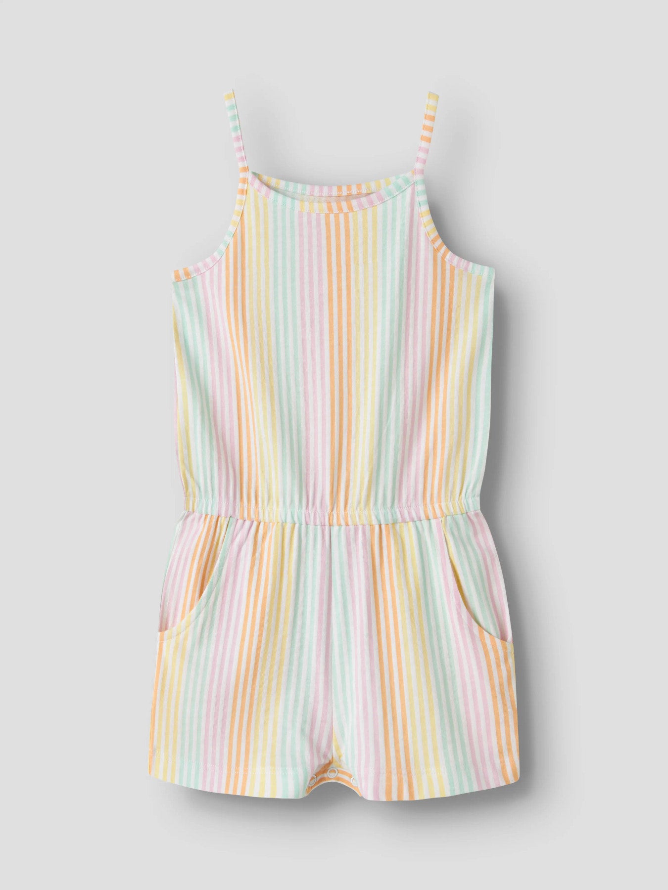 Färgglad regnbåge randig jumpsuit till flicka. Sunsuit, jumpsuit med smala axelband till flicka från Name it.
NMFVIGGA STRAP SUIT
13228171