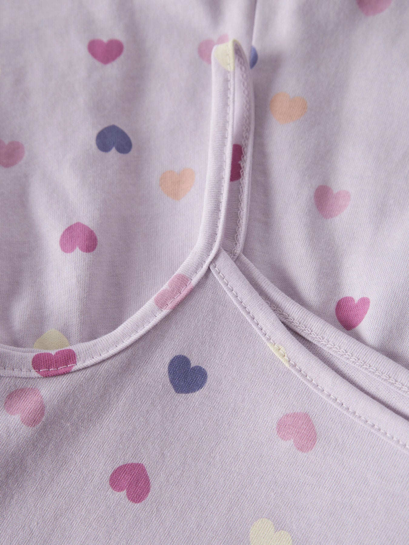Lila jumpsuit med hjärtan i rosa och blått till flicka. Sunsuit, jumpsuit med smala axelband till flicka från Name it.
NMFVIGGA STRAP SUIT
13228171