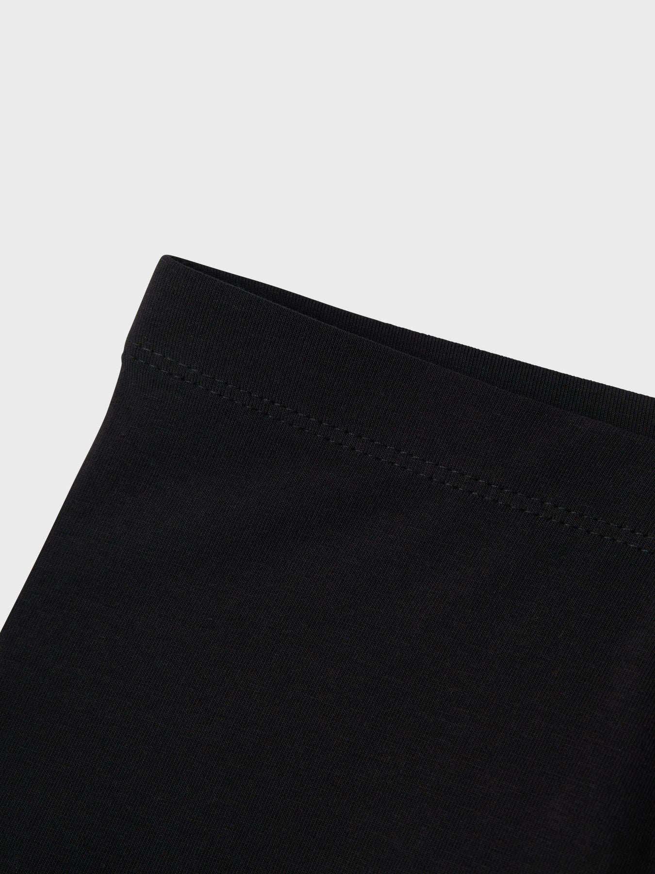 Svarta cykelbyxor till flicka. Korta biker shorts, cykelbyxa till tjej, flicka från Name it.
NKFVIVIAN SHORT LEGGING NOOS
13228199