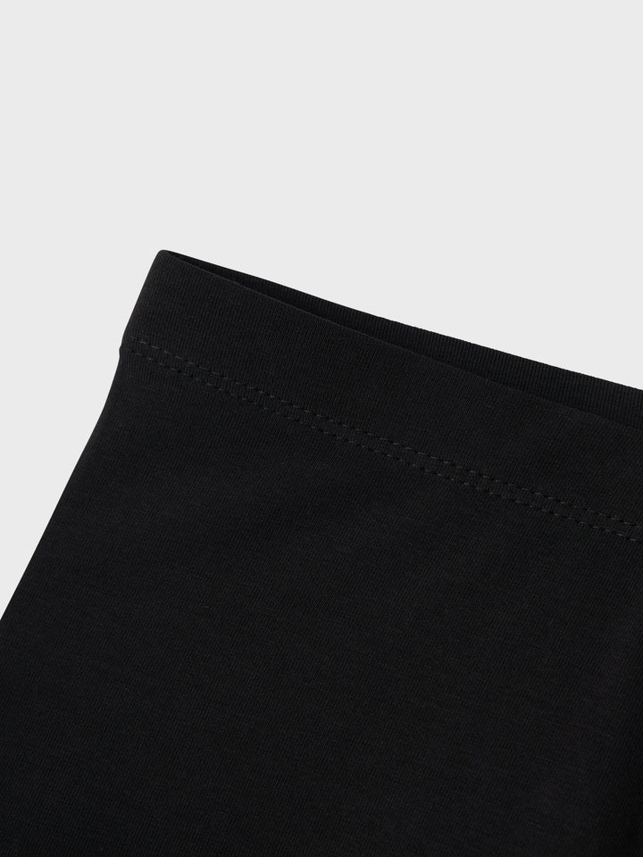 Svarta cykelbyxor till flicka. Korta biker shorts, cykelbyxa till flicka från Name it.
NKFVIVIAN SHORT LEGGING NOOS
13228199