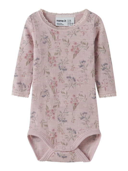 Name It Wang rosa merinoull body med blommor för baby flicka