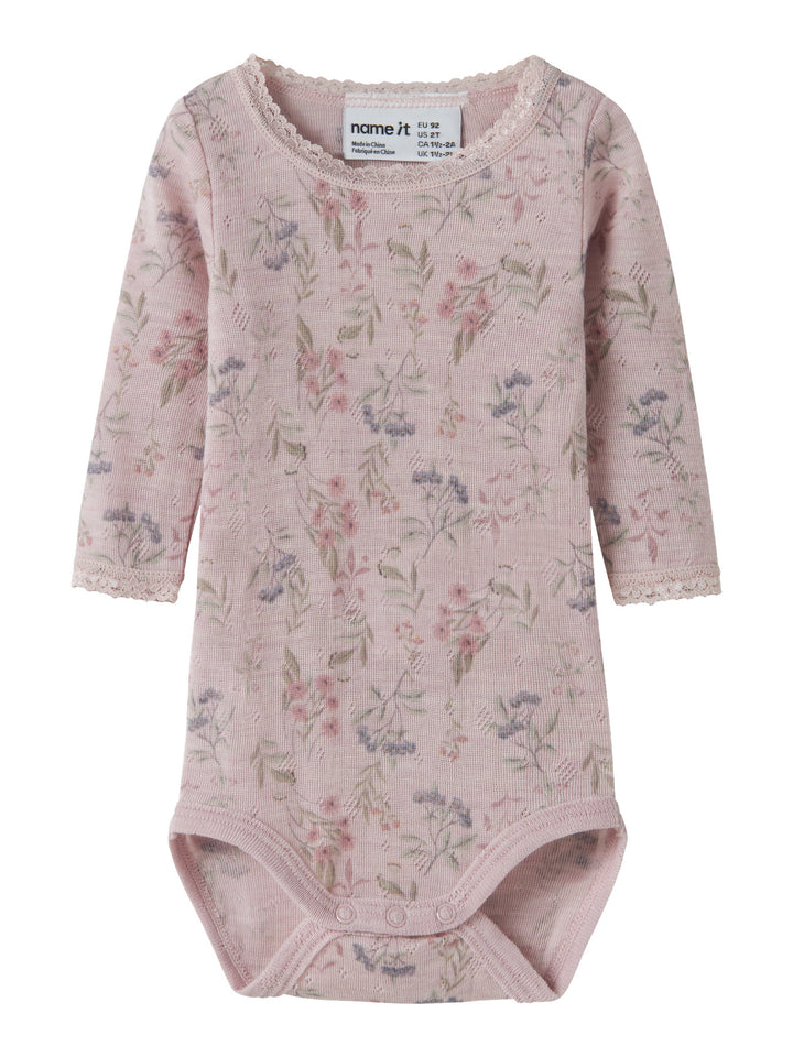 Name It Wang rosa merinoull body med blommor för baby flicka