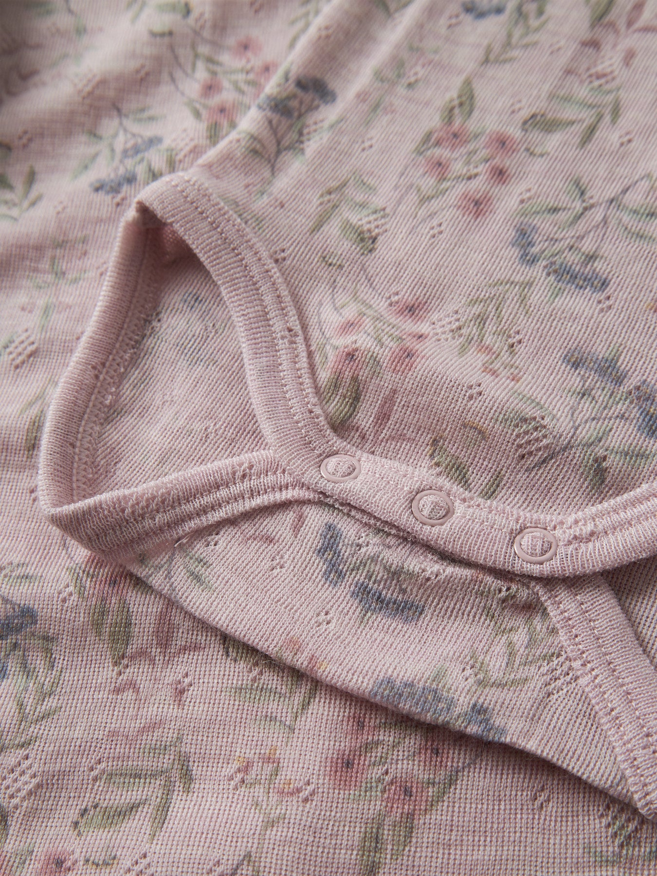 Name It Wang rosa merinoull body med blommor för baby flicka