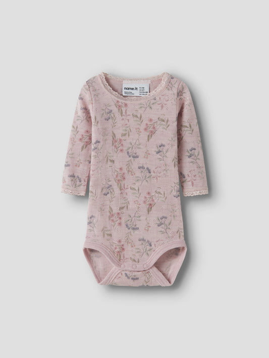 Name It Wang rosa merinoull body med blommor för baby flicka
