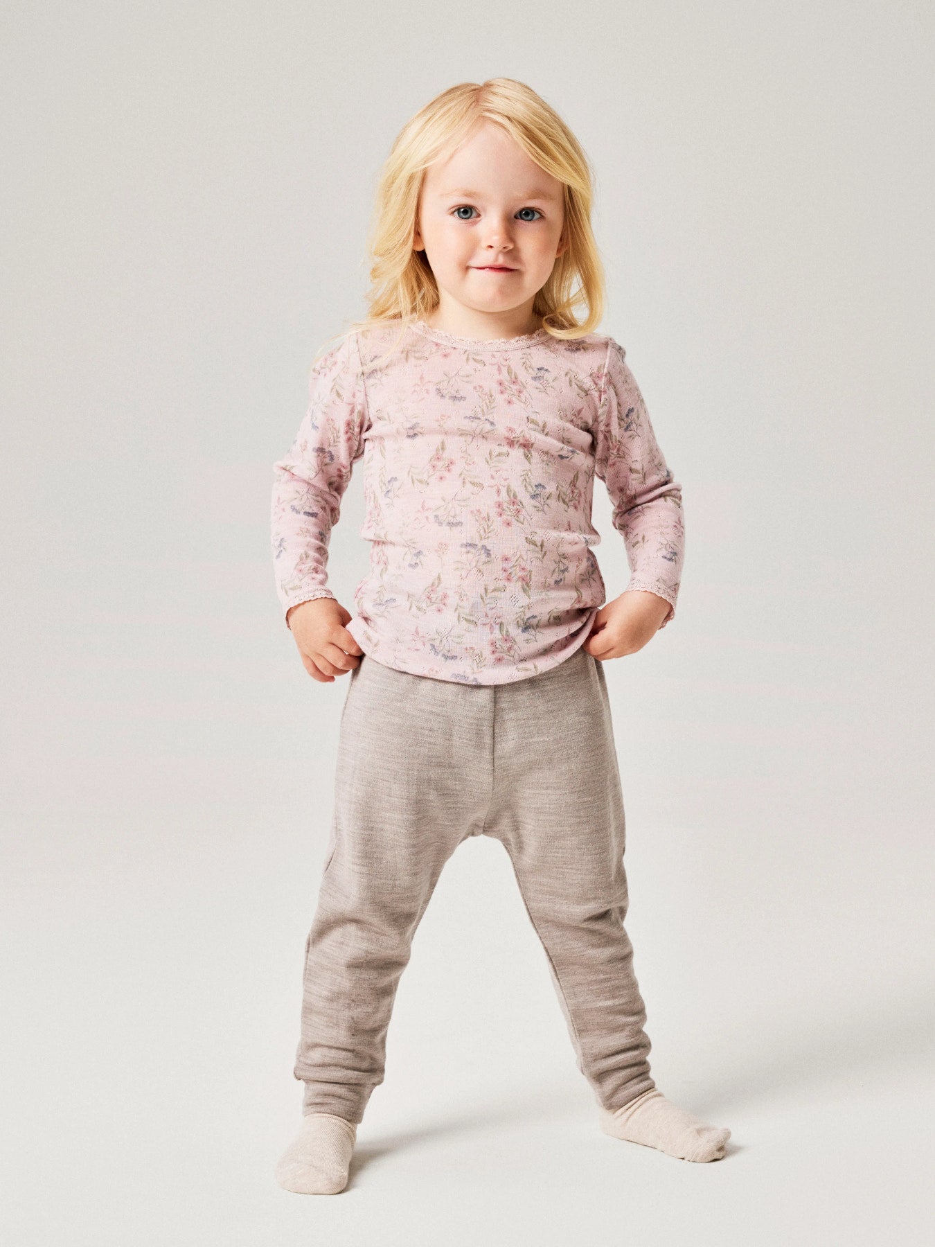 Name It Wang långärmad merinoullströja med blommönster i färgen Violet Ice för mini flicka.