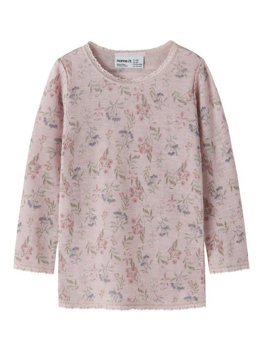 Name It Wang långärmad merinoullströja med blommönster i färgen Violet Ice för mini flicka.
