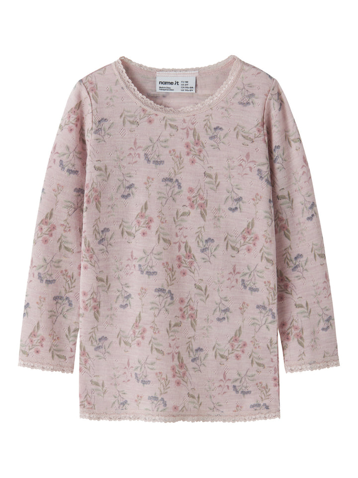 Name It Wang långärmad merinoullströja med blommönster i färgen Violet Ice för mini flicka.