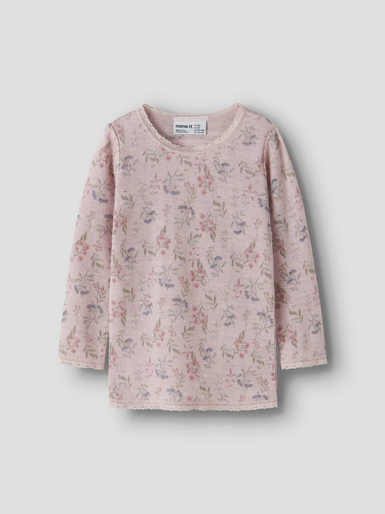 Name It Wang långärmad merinoullströja med blommönster i färgen Violet Ice för mini flicka.