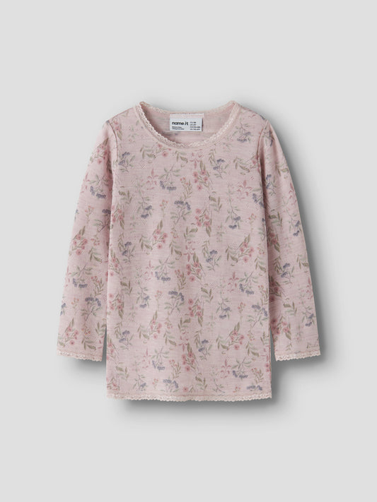 Name It Wang långärmad merinoullströja med blommönster i färgen Violet Ice för mini flicka.