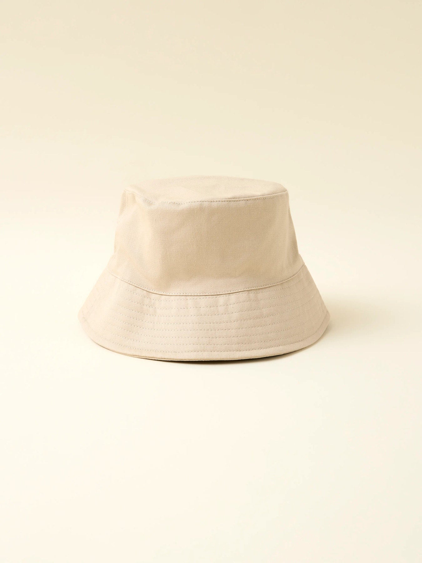 Beige bucket hat till barn. Solhatt, fiskarhatt till flicka och pojke. Beige hatt buckethat från Name it.
NKNOLO BUCKET HAT
13228693