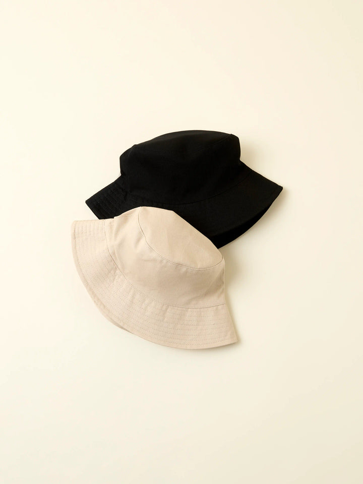 Svart bucket hat till barn. Solhatt, fiskarhatt till flicka och pojke. Beige hatt buckethat från Name it.
NKNOLO BUCKET HAT
13228693