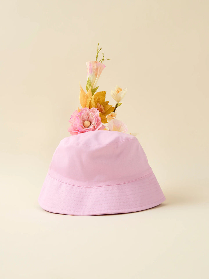 Rosa bucket hat till barn. Solhatt, fiskarhatt till flicka och pojke. Beige hatt buckethat från Name it.
NKNOLO BUCKET HAT
13228693