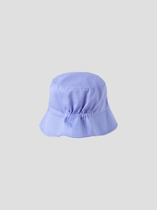 Blå bucket hat till barn. Solhatt, fiskarhatt till flicka och pojke. Blå hatt buckethat från Name it.
NKNOLO BUCKET HAT
1322869B