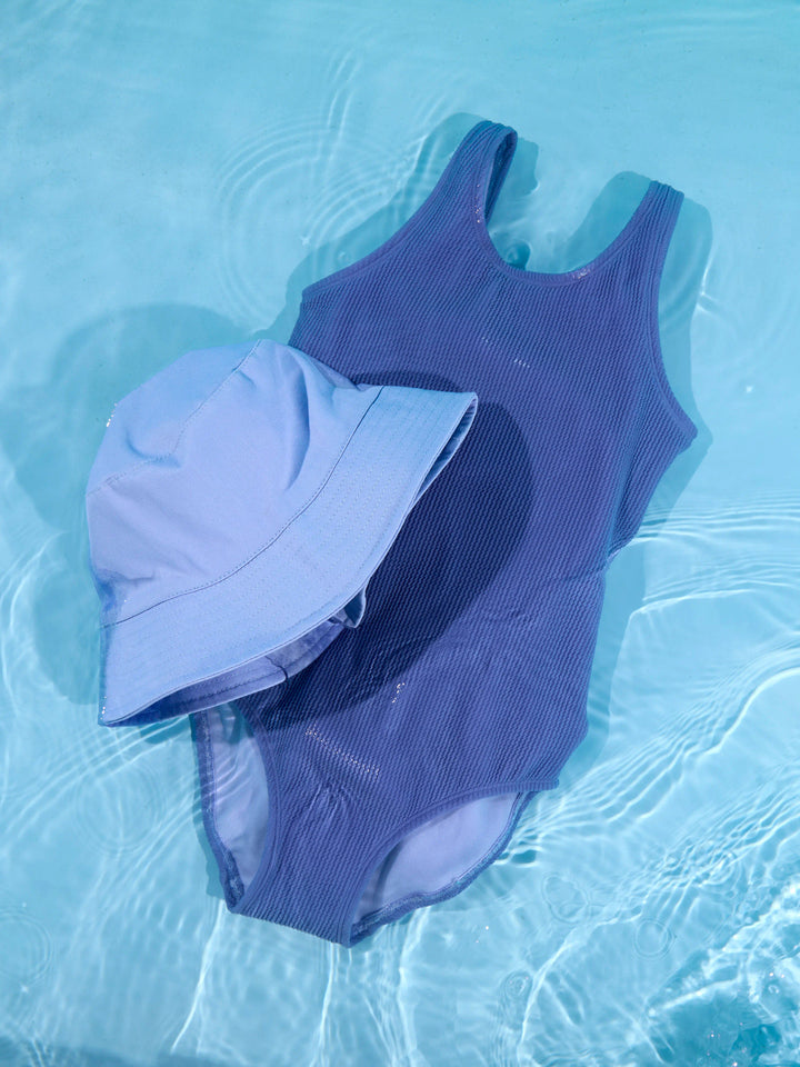 Blå bucket hat till barn. Solhatt, fiskarhatt till flicka och pojke. Blå hatt buckethat från Name it.
NKNOLO BUCKET HAT
1322869B