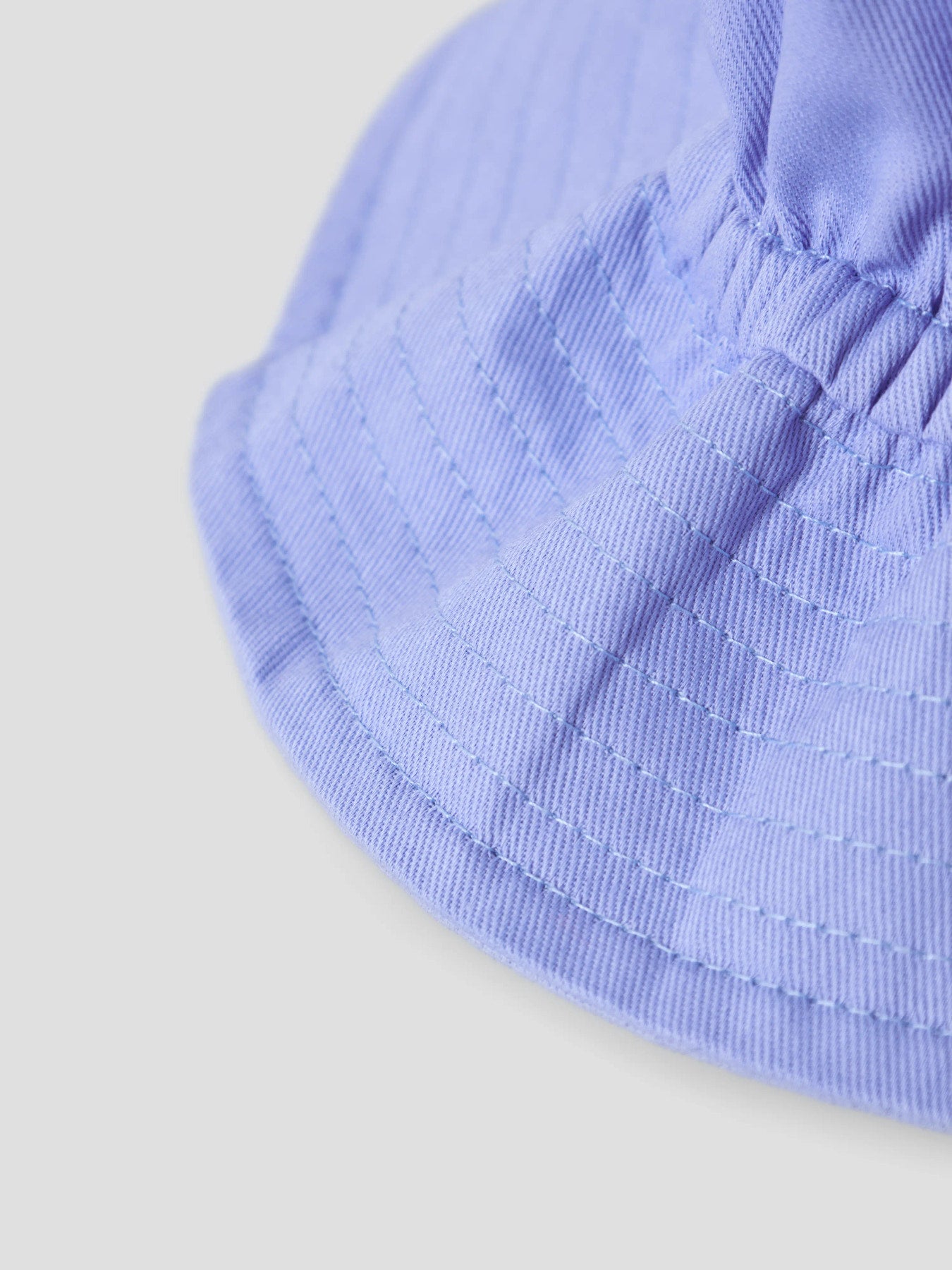 Blå bucket hat till barn. Solhatt, fiskarhatt till flicka och pojke. Blå hatt buckethat från Name it.
NKNOLO BUCKET HAT
1322869B